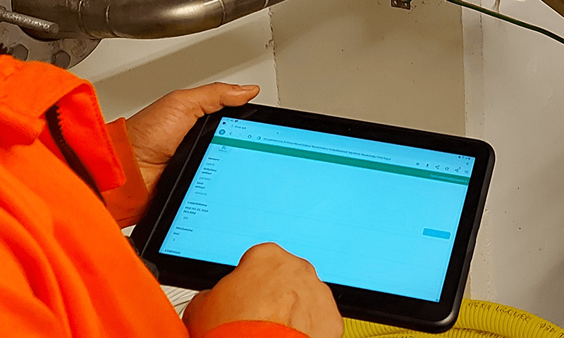 Lähikuva mobiilityömääräimestä Tampereen Veden työntekijän pitelemällä tabletilla, kuva: Tampereen Vesi 